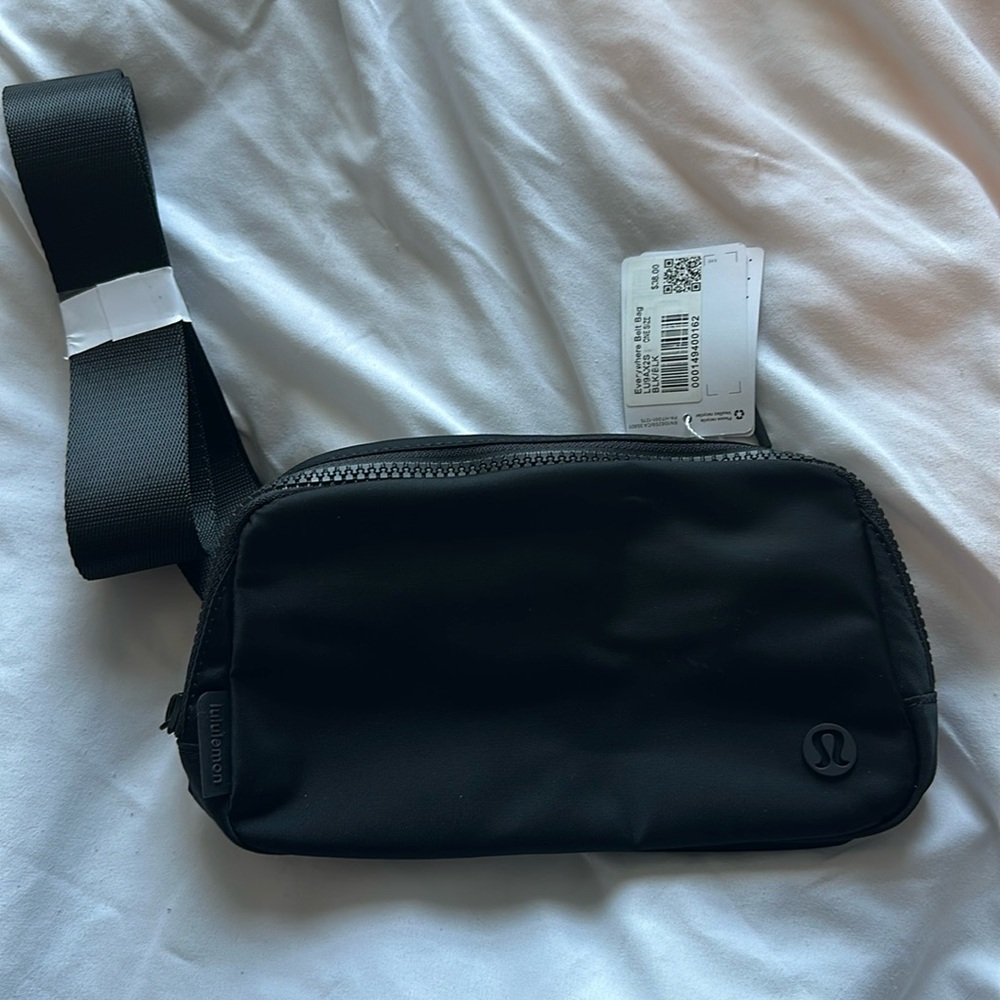 Lululemon Everywhere Black 1L NWT belt bag